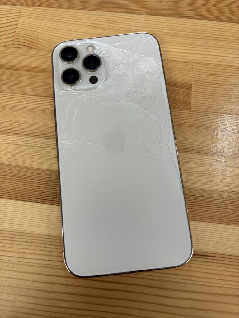 iPhone12Promaxバックガラス割れ