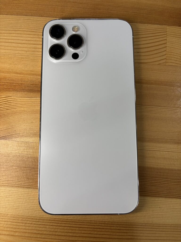 iPhone12Promax背面割れ