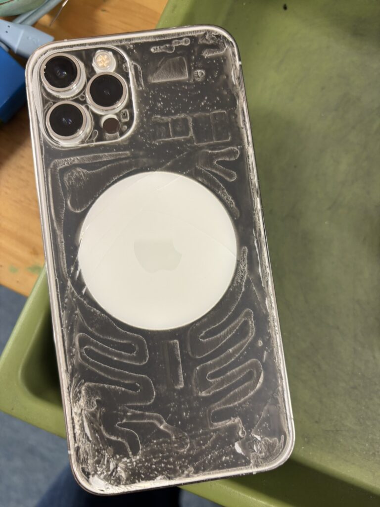 iPhone12Promax背面割れ