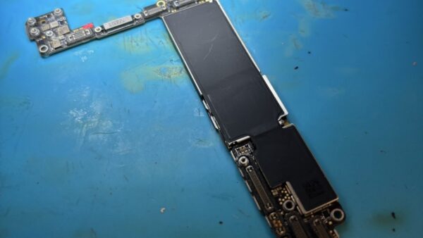 iPhoneSE3起動不良基板修理【iPhone修理熊谷】