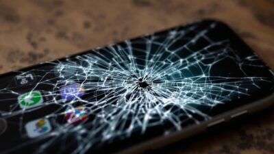 iPhone背面ガラス割れ修理の完全ガイド｜プロが教える修理方法と費用