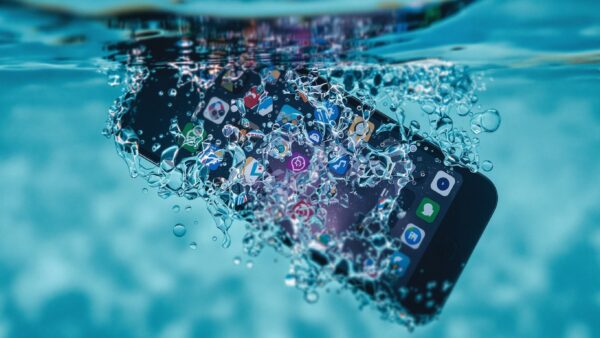 【2025年夏必見】iPhone水没修理のプロが教える！海・プール・お風呂での水没対処法と修理の真実