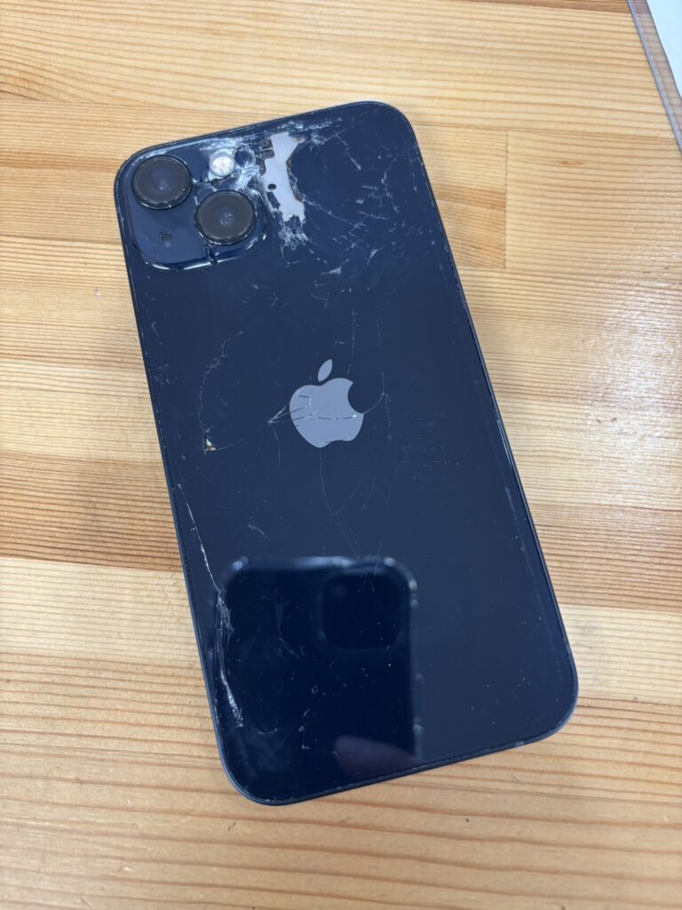iPhone13バックガラス割れ
