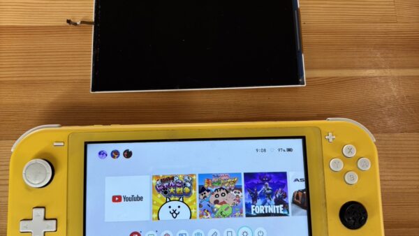 switchライト液晶画面の半分が黒くなってしまった【switch修理熊谷】